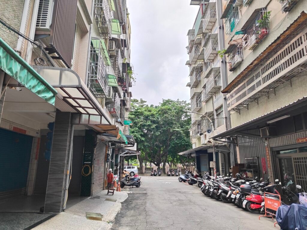 五甲商圈福誠國小旁透天四樓騎樓停車店住